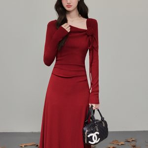Elegant Red Hepburn Style Long Sleeve Knit Dress with Cinched Waist